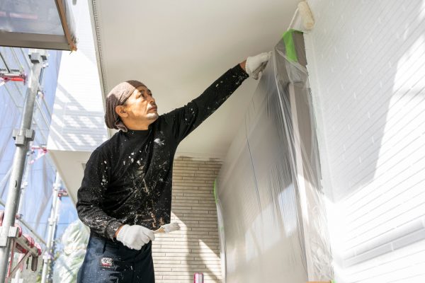 外壁塗装の費用は時期の選択や助成金や災害保険で安くする
